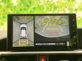 後方の映像に加えて車両周辺を上から見た表示も確認でき、駐車時の周囲確認をサポートします。ガイド線も表示され、狭い場所での取り回しに役立つ装備です。