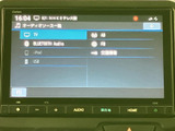 テレビやBluetoothオーディオ、ラジオ、USBなどの音源を一覧から選べる画面です。用途に合わせて再生方法を切り替えやすく、日々の移動や休憩中にも車内の時間を快適に過ごせます。