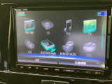 FM・AMやUSB、Bluetooth Audioなど、複数の音源メニューが画面に並びます。利用したい項目を見分けやすく、普段使う音楽やラジオを選びやすい構成です。
