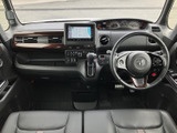 運転席から前方を見渡しやすい配置で、メーターやナビも視線を大きく移さず確認できます。足元にもゆとりがあり、毎日の運転を落ち着いて始められる室内です。