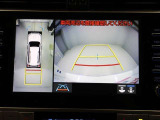 パノラミックビューモニターを装備。駐車場や交差点でクルマを真上から見るように周囲を確認できます。機能の詳細は販売店スタッフまでおたずねください。