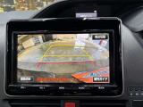 【バックカメラ】運転席から画面上で安全確認ができます。駐車が苦手な方にもオススメな便利機能です。