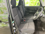 前席は座面と背もたれにゆとりを感じる形状で、運転席からの見通しも確保されています。落ち着いた色合いのシートとすっきりしたドアまわりで、毎日の乗り降りも自然に行えそうな空間です。