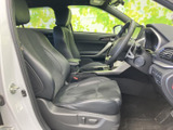運転席と助手席には、座面と背もたれにゆとりを感じるシートを備えています。前方や周囲を見渡しやすい視界もポイントで、乗り降りの際にも室内の様子を確認しやすい空間です。