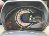 速度やシフト位置、燃料残量などの情報をメーター周辺で確認できます。運転に必要な表示がまとまっており、日々の走行前後に車両の情報を把握しやすい構成です。