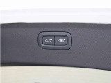 荷物を積み降ろしする際に役立つパワーテールゲートにはハンズフリー・オープニング/クロージング機構を採用しているので、リアバンパーの下で足を動かすだけで自動開閉できます。