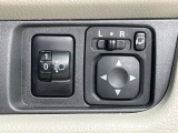 【電動格納ミラー】サイドミラーは電動格納式となっており、狭い駐車場でもキズがつくリスクを抑えられます。