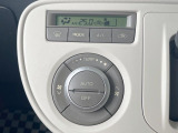 【オートエアコン】一度お好みの温度に設定すれば、車内の温度を検知し風量や温度を自動で調整。暑い&hellip;寒い&hellip;と何度もスイッチ操作をする必要はありません。快適な車内空間には必須の機能ですね♪