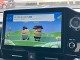 大きく見やすい画面で、映像や各種情報を確認しやすい設計です。表示内容を直感的に把握しやすく、日々の移動をサポートする装備として活用いただけます。