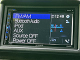 FM・AMラジオに加え、Bluetooth AudioやiPod、AUXなどの選択項目が表示されています。画面上で音源を確認しながら切り替えられ、通勤やお出かけの車内時間に便利です。