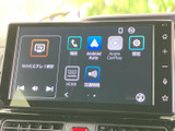 停車中にテレビ番組や映像を楽しめる画面を備え、目的地での待ち時間も車内で過ごしやすくなります。各種メニューが並び、見たい内容を選びやすい構成です。