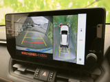 後方の映像に加えて車両周囲の表示も確認でき、駐車時の周囲確認をサポートします。ガイドラインを目安にしながら、後退時の安全確認に役立てていただける便利な装備です。