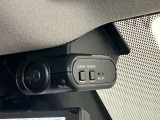 【日産オリジナルドライブレコーダー】車室内カメラによる車内および車側面の撮影記録が駐車時の安心を高めるとともに、走行中の幅寄せ対策や後方撮影(リヤガラス越し)にも対応しています!