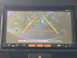 後方の様子を画面で確認でき、ガイドラインも目安にしながら駐車操作を進められます。周囲の安全を直接確認する習慣と合わせて、見通しにくい後退時をサポートする装備です。