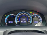 速度や燃料残量などの情報がまとまり、運転に必要な表示を確認しやすいメーター配置です。中央の表示部と左右の計器が見やすく整理され、走行中も必要な情報を把握しやすくなっています。