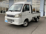 角の取れたフロントまわりと、荷台へ続くすっきりしたシルエットが印象的。白いボディが軽快な雰囲気を演出し、親しみやすさも感じられる一台です。