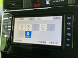 ラジオやテレビ、Bluetoothなど、画面から音源を選べる仕様です。周辺にはホームや地図、音量などのボタンも配置され、日常の操作時に確認しやすいレイアウトとなっています。