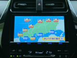 停車中にテレビ映像を楽しめる画面を備えています。表示内容を確認しながら、休憩時間などに車内で過ごすひとときにも活用できます。運転中の視聴は控え、安全に配慮してご利用ください。