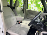 明るい色合いのシートとゆとりある窓まわりで、運転席・助手席ともに開放感のある空間です。座面や背もたれの形状も確認しやすく、日々の乗り降りを心地よく迎えます。