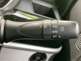 表示が見やすく、必要な操作を確認しやすいレバーまわりです。運転席から手を伸ばしやすい位置にあり、日々の運転で使う操作をスムーズに行えます。