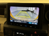 リバースギアに入れるだけで後方の表示へ切り替わります。夜間や雨の日の駐車も楽になりますよ。