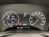 速度や燃料残量、航続可能距離などをまとめて確認できる表示で、運転中も必要な情報を把握しやすい構成です。視認しやすい位置にあり、日々の運転をサポートします。