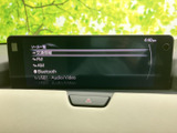 FM・AMのほかBluetoothやUSBなど、複数の音源を画面で選べる仕様です。普段お使いの機器やラジオに合わせて選択でき、移動中の音楽や情報収集にも活用できます。