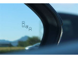 隣車線を走る車両をレーダーで検知し、ドアミラーでは確認しにくい後側方エリアに存在する車両に加え、急接近してくる車両も検知します。車両を検知するとドアミラーに搭載されたLEDインジケーターが点灯します。