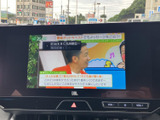 テレビ番組を画面に表示でき、停車中の休憩時間などに映像を視聴できます。番組内容が画面いっぱいに表示され、移動の合間にニュースや番組を楽しみたい方にも便利な装備です。