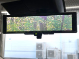 【インテリジェントルームミラー】後席の大きな荷物や同乗者で後方が確認しづらい時でも安心!カメラが撮影した車両後方の映像をルームミラー内に表示。クリアな視界で状況の確認が可能です!
