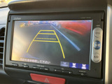 後方の様子をモニターで確認でき、駐車時や後退時の周囲確認をサポートします。画面には目安となるガイド線も表示されるため、車庫入れや狭い場所での取り回しに活用できます。