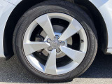テストドライバーとエンジニアがテスト走行により、車種に応じて選定されたホイールサイズの組み合わせにより、素直なハンドリングりスムーズな乗り味を実現する各車種専用デザインのアルミホイール