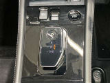 快適なドライブを叶えるため、シフトノブの周囲にe-POWERモードスイッチをはじめ、プッシュパワースターターやEVモードスイッチなどを配置し、操作性を高めています。