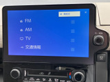 FM・AMやテレビ、交通情報など、選べるメニューが画面上にまとまっています。表示を見ながら使いたい項目を確認でき、日常の移動中も音声機能を選びやすい構成です。