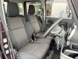 運転席シート廻りは使用感も少なく、良好な状態となっています。前オーナー様が丁寧に使っていたことがよくわかりますね。