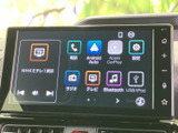 テレビやラジオ、音楽再生、スマートフォン連携などの項目が一覧で表示され、使いたい機能を選びやすい画面です。アイコンごとに整理されて見分けやすく、日常の移動中も好みに合わせて活用できます。