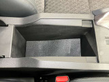 アームレストの中にもたっぷり収納!運転席周りをすっきり保てます!