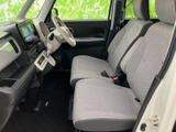 前席は座面と背もたれに落ち着いた色合いを採用し、乗車中もくつろぎやすい雰囲気です。運転席から前方を見渡しやすく、助手席の方も視界の広さを感じながら過ごせる空間になっています。