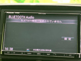 Bluetooth Audioの表示に加え、時刻や設定項目も画面上で確認できます。音源の接続状況が分かりやすく、画面下部のボタンから各種メニューにもアクセスしやすい構成です。