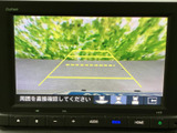 後方の映像に加えて目安線が表示され、駐車時に周囲との距離感を確認するのに役立ちます。画面を見ながら車庫入れや切り返しを進められ、日常の駐車をサポートします。