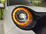 【LEDヘッドライト】悪天候や夜間走行時も良好な視界を確保し安心して運転できる高輝度LEDヘッドライトを装備!点灯速度が早く、消費電力も抑えられています。