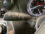 レバー上の表示が見やすく、手元で操作箇所を確認しやすい配置です。運転姿勢を保ちながら扱いやすく、日々の運転で必要な操作をスムーズに行える実用的な装備です。