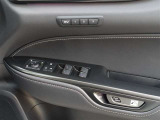 シートメモリーを装備しております!運転する方のシートポジションにボタン一つで操作できるので、とても楽々ですね♪