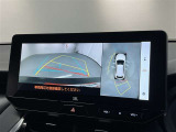 パノラミックビューモニターシステムが付いているので車の上から見た映像が確認できますよ。 一目で車両周辺の情報を確認できますが、直接安全をご確認下さい。