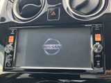 画面を中心に、周囲には音量やAV切替などのボタンとダイヤルを配置。表示と操作部がまとまっており、目的の項目を確認しながら使いやすいレイアウトです。