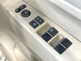 【電動格納ミラー】サイドミラーは電動格納式となっており、狭い駐車場でもキズがつくリスクを抑えられます。