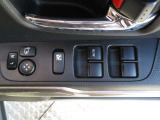 パワーウインドウや電動格納ミラーの操作スイッチを手元に集約。運転席から各機能へアクセスしやすく、操作性に配慮されたレイアウトが特徴です。