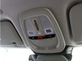 ルーフにあるボタンは、車両が始動しない場合、パンクした場合、または事故に遭った場合などの緊急時に支援の要請に使用できるため、安心感を高めることができます。