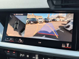 ●360度カメラ『車両の4つのカメラから得た映像を合成し、上空から眺めているような映像をモニターに映し出します。車両周辺の歩行者や障害物などの発見に役立ちます。』