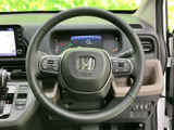 手元に複数のスイッチが配置され、運転姿勢を保ちながら必要な操作を行いやすい構成です。握りやすい形状で、メーター類も前方に見渡せるため、日常の運転を快適に支えます。